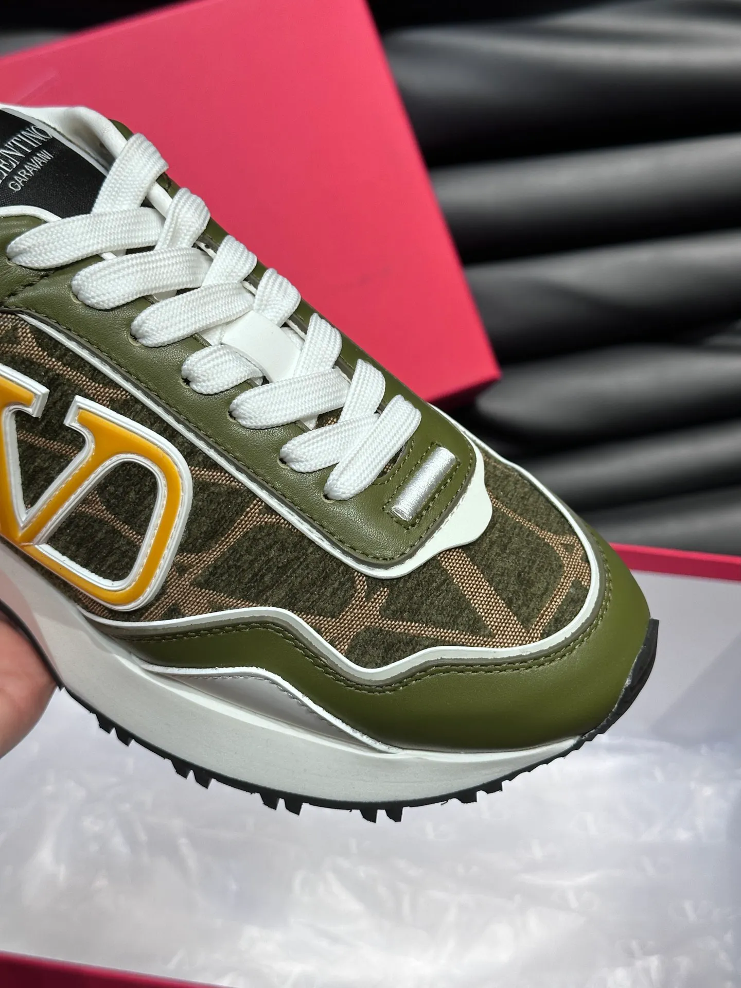 P540💰 Product trademark: VALENTINO "Valentino" Regular size: 38-44 [45 customized] Product materials: Warren men's casual sports shoes, made of multi-material splicing, calf leather stitched with suede cowhide, fabric mesh upper, fabric tongue decorated with brand badge, rubber rivet decorative details on the heel, rivet rubber outsole, non-slip, wear-resistant and shock-absorbing, pure cotton inner foot pad, comfortable and breathable, comes with original box packaging bag!
